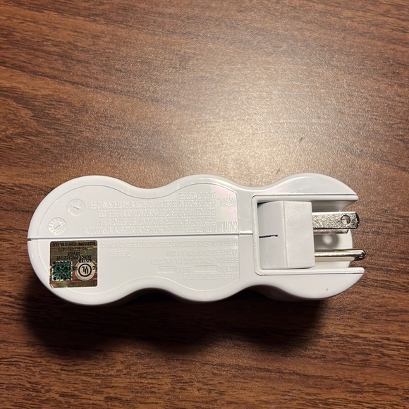 360 electrical mini surge protector 120V with 2 usb and plug outlets - Picture 4 of 8